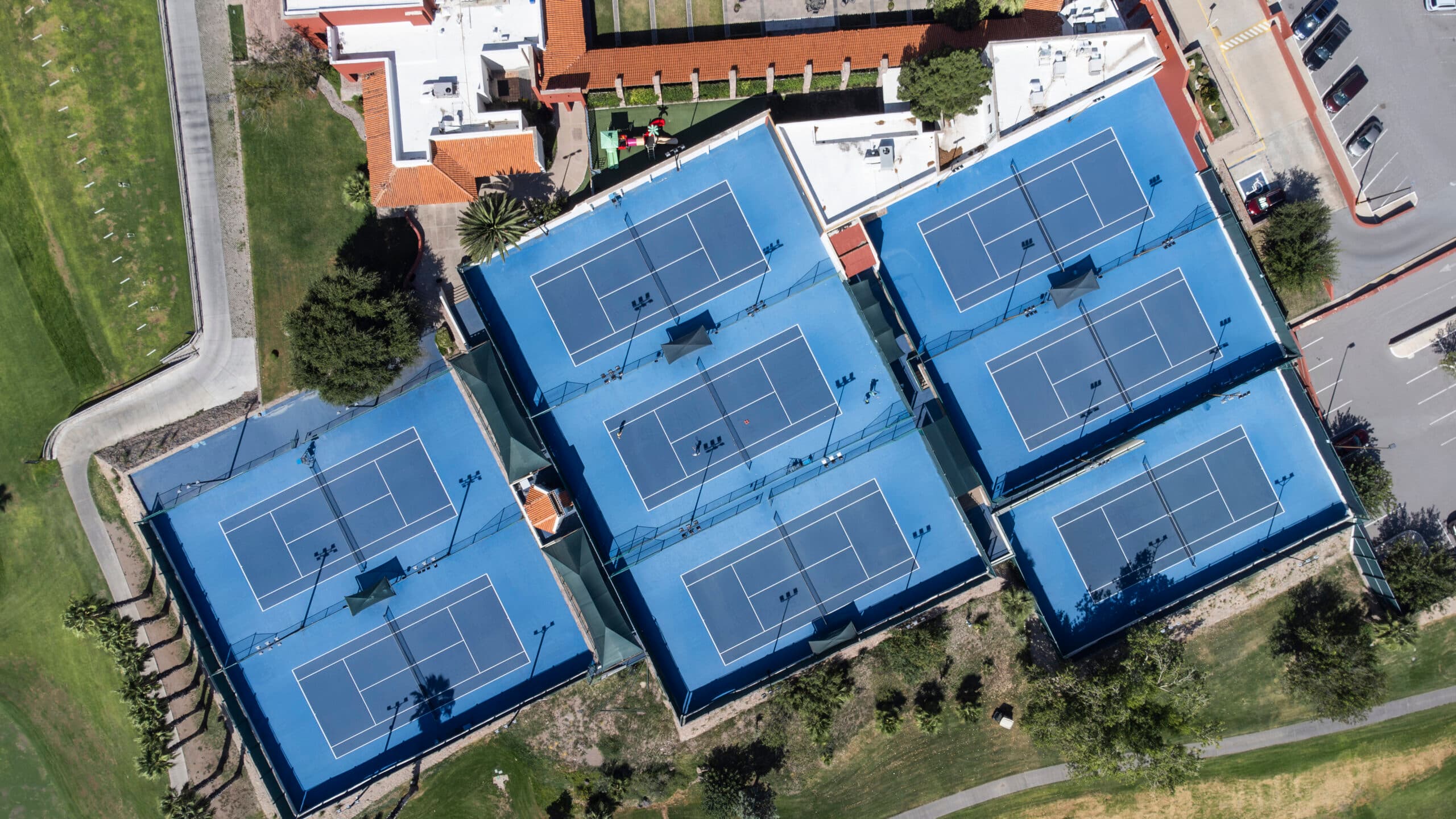 Vista aérea de canchas de tenis del club